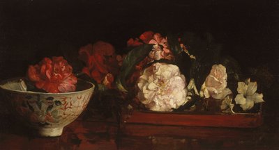 Flores en una Bandeja Japonesa sobre una Mesa de Caoba de John La Farge or Lafarge